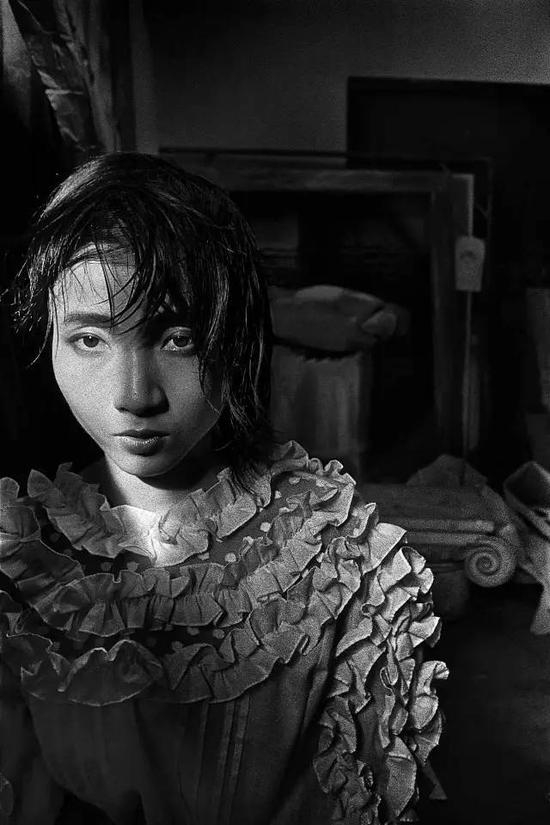 张海儿，窗边的胡源莉，广州，1987。图片：上海摄影中心