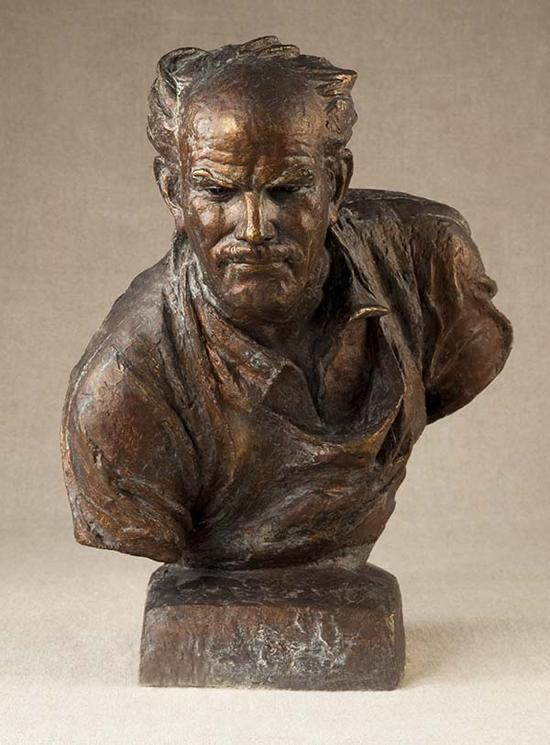 司徒杰 《在战地（白求恩）》 44×37×30cm 铜 1974年 中国美术馆藏