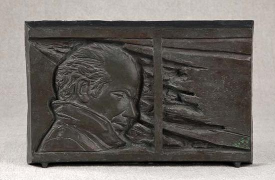 司徒杰《白求恩浮雕》21×30×3.5cm 铜 1982年 中国美术馆藏