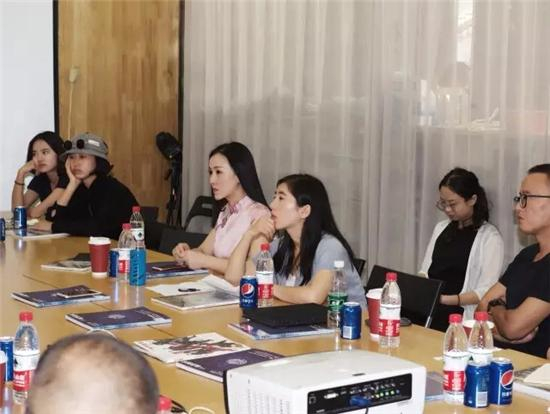 一了及“十方精舍”学员团队与《东方艺术·大家》编辑部等在今日美术馆五层会议室进行专访（摄影：王宗亮）