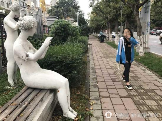 来来往往行人经过纷纷侧目而视。 （来自：新闻集结号）