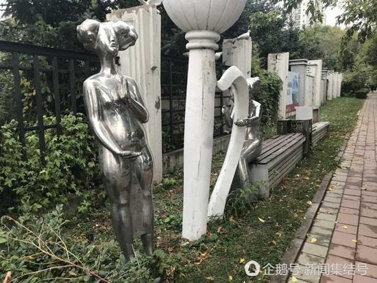 不锈钢雕塑与石膏雕塑搭配组合，扮倩路边景观带。 （来自：新闻集结号）
