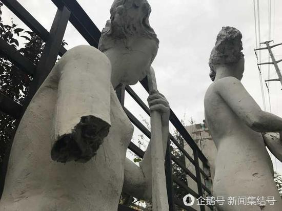 石膏雕塑被断了一只胳膊。 （来自：新闻集结号）
