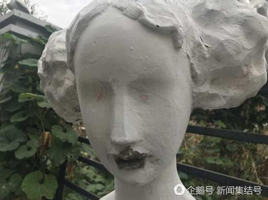 石膏雕塑嘴边被涂抹。 （来自：新闻集结号）