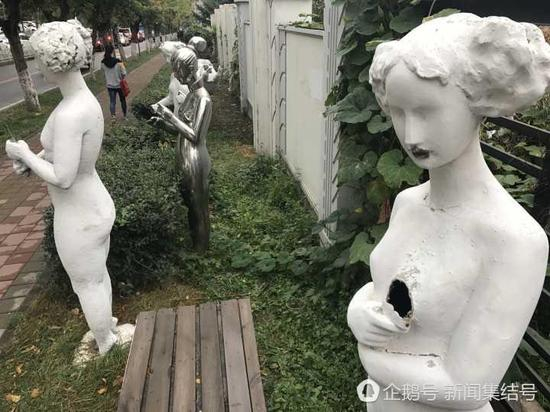 数十座雕塑成为一道风景线，部分雕塑被破坏残缺不全。 （来自：新闻集结号）