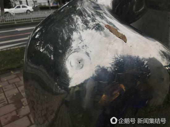 不锈钢雕塑肩膀被砸了一个坑。 （来自：新闻集结号）