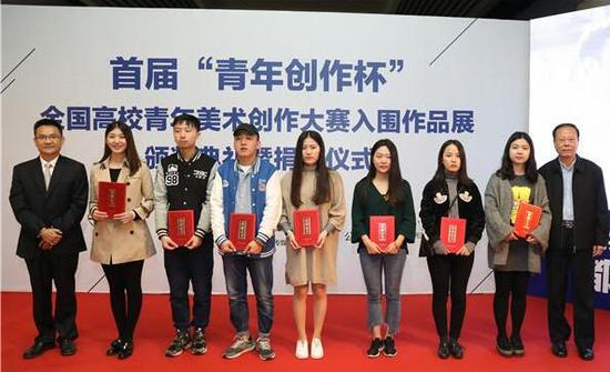 年度最佳人气奖获奖青年艺术家及颁奖嘉宾合影