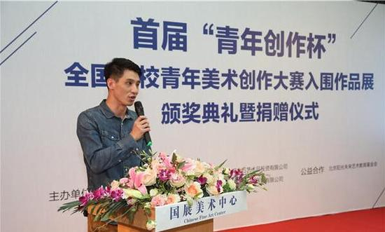 学生代表王勃发言