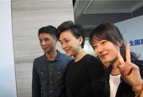 北京阳光未来艺术教育基金会理事长杨澜与获奖艺术家合影