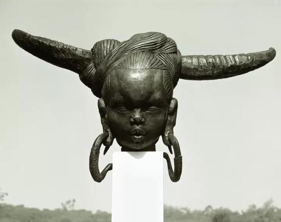 《苗女》木、大漆 40x90x93cm 1982年