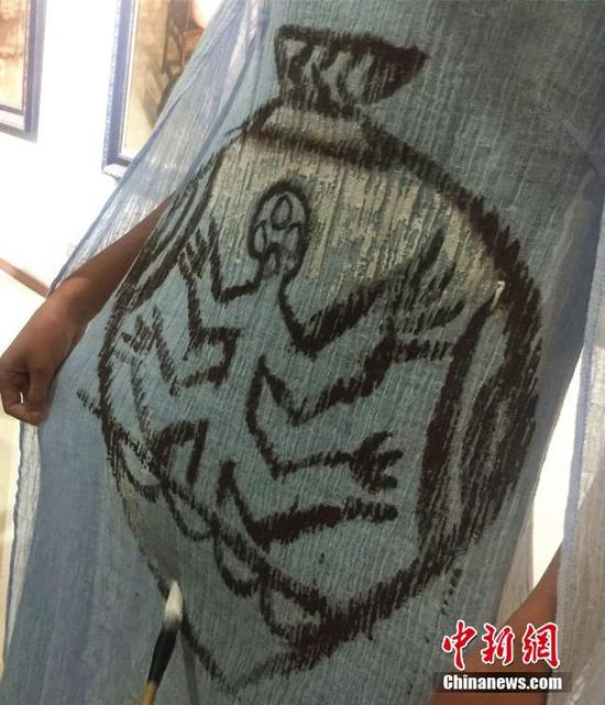 绘制在模特身上的彩陶作品。史静静 摄
