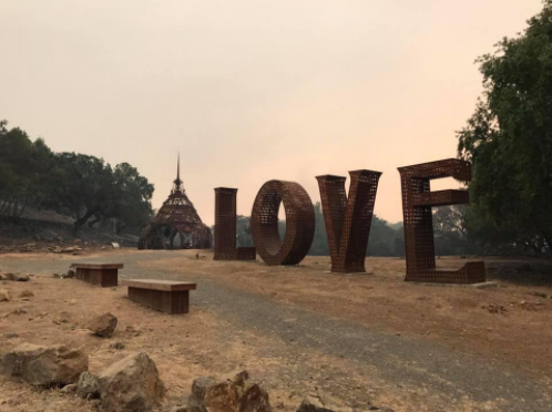 Laura Kimpton的《爱》雕塑在火灾中幸存，但是在圣罗莎的天堂岭酒厂（Paradise Ridge Winery）却毁掉了。图片：Courtesy of Gillian Byck Overholser，via Facebook