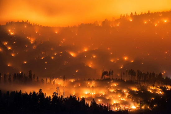 　　艺术家Stuart Palley创作的《土地之焰： 夜间野火》（Terra Flamma：Wildfires at Night）中的一幕，这个系列记录了南加州的野火。2014年7月27日的一场大火在斯坦尼斯洛斯国家森林和优生美地国家公园燃烧。图片：Courtesy of Stuart Palley