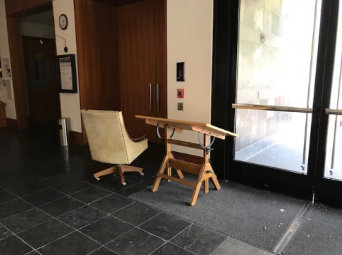 　　查尔斯·舒尔茨博物馆在大火来临之前搬出了这位画家的书桌椅，但是这场大火却烧毁了他的家。图片：Courtesy of the Charles M。 Schulz Museum and Research Center