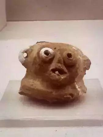 甘博红陶野兽像