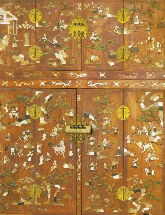 | 明末清初 黄花梨嵌宝 “ 藩人献宝 ” 图顶箱柜