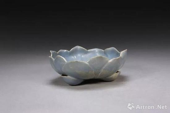 宜兴窑仿钧天蓝釉莲花式洗，明，高7.1cm，口径19.3cm，足距10cm。