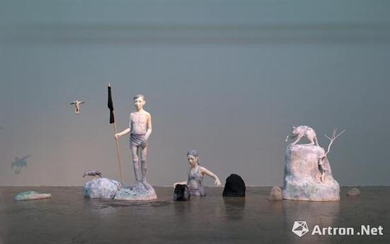 曾健勇作品 彼岸 180x575x150cm 纸浆 聚氨酯 松木 水墨上色 2017