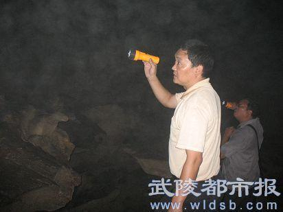 探险队员在寻找“佛像”（图片来源：武陵都市报）