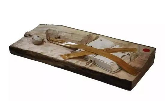 《传奇 》 31.5×80.5×10cm&nbsp; 木、玻璃&nbsp; 2013年