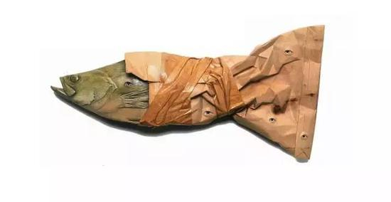 《鱼》 25×43×10cm&nbsp; 木、玻璃&nbsp; 2011年