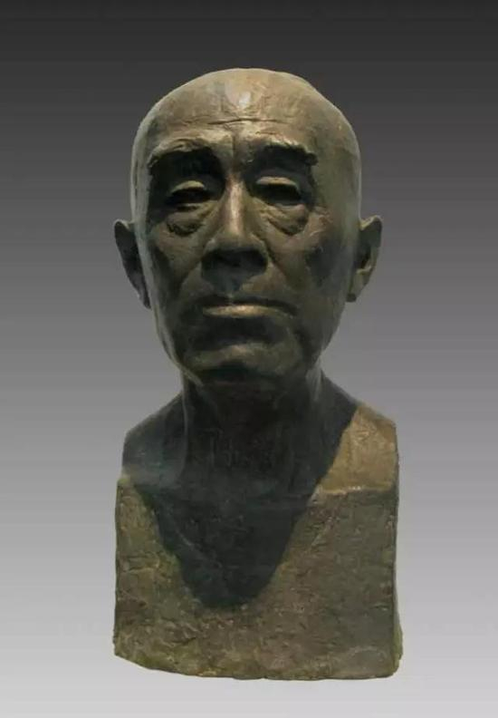 《季羡林先生胸像》 铸铜 高60cm 2000年