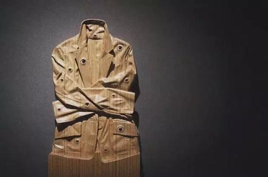 《守望者》木&nbsp; 150×50×12cm 人造木、玻璃&nbsp; 2010年