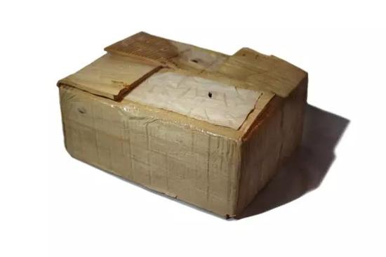 《为什么忧伤？》木、玻璃 39×29×17cm&nbsp; 2012 年