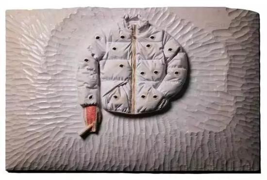 《冻结的B小调》&nbsp; 75×55×18cm &nbsp;木、玻璃&nbsp; 2011年