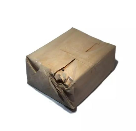 《物品k》33×24×23cm 木、玻璃 2012年