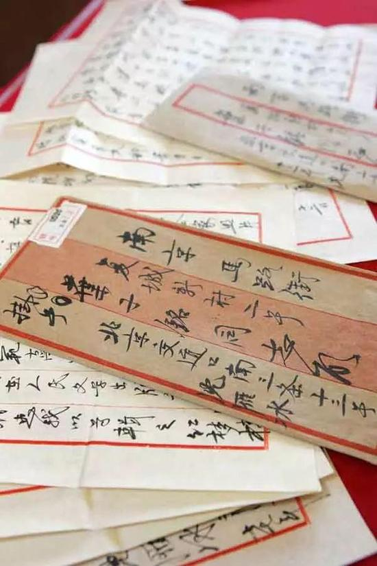 ▲ 上海市档案馆收藏的茅盾亲笔书信