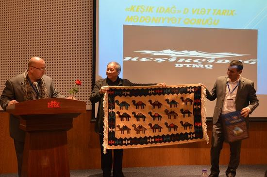 伊马仕・加吉耶夫（阿塞）给曲江艺术博物馆馆长周天游赠送礼物