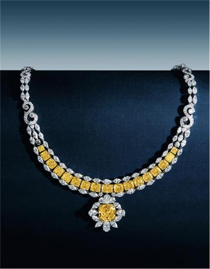 　　Lot 2124FANCY YELLOW DIAMOND AND DIAMOND NECKLACE 　　27.25克拉 彩黄色 钻石项链（主石重约8.12克拉）