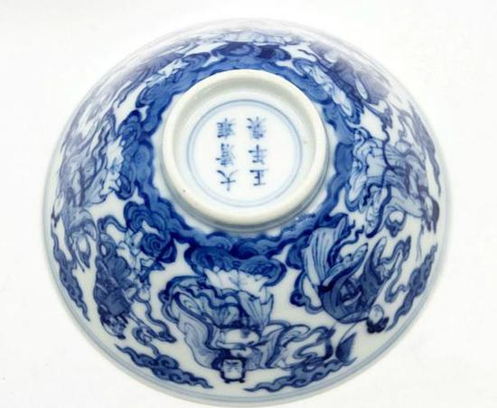 青花碗底部 （图：《每日邮报》）