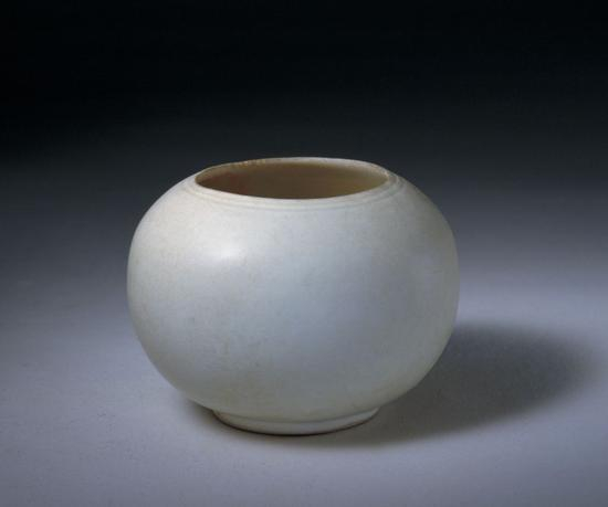 定窑白釉刻“官”字款水丞，五代，高6.4cm，口径5cm，足径3.5cm。故宫博物院藏。