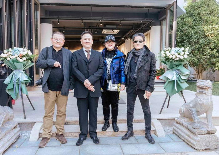 左起诗人猎影牧文、艺术家占山、批评家彭肜、批评家王涣青