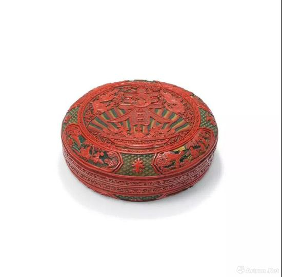 清乾隆 剔彩春寿宝盒 直径 29.8 cm。