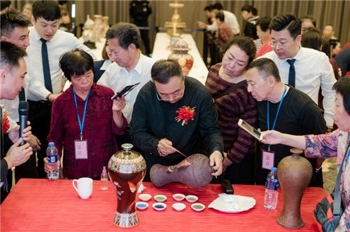 展会现场，张同禄大师之子展示景泰蓝制作技艺