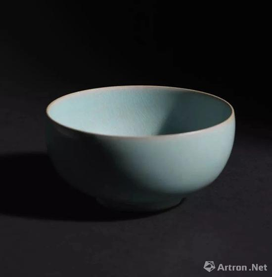 拍品编号8006&nbsp;北宋&nbsp;汝窑天青釉茶盏&nbsp;口径 10.2 cm。
