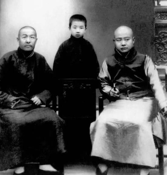 11岁的启功（中）和祖父裕隆（左）以及姑姐丈在一起。这是目前发现的启功最早的一张照片