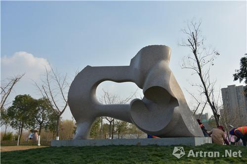 第六届中国“刘开渠奖”国际雕塑大展 银奖作品 刘永刚 《归》石材 高4.0米