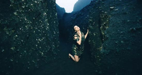冰岛女歌手比约克（Björk）在MoMa举办同名展览“比约克“。图片：鸣谢MoMA