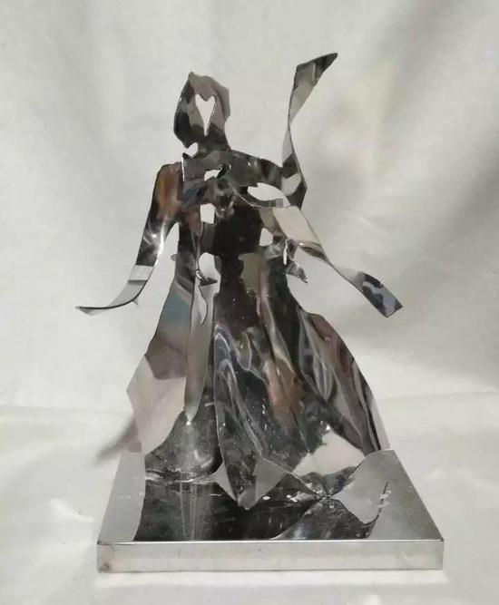 爱·相依 &nbsp; 2017 &nbsp; 不锈钢 &nbsp; &nbsp;23x16x53cm