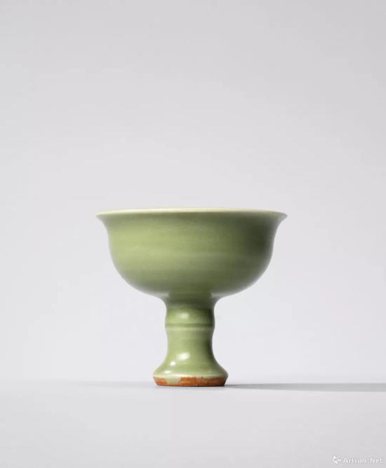 拍品编号34 元末/明初 龙泉窑青釉高足盌 高 8.9 cm。