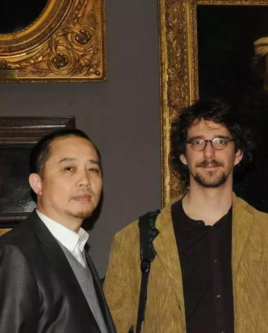 张天志与法国著名当代艺术批评家、著名原生艺术理论家巴蒂斯特· 布朗共同参观卢浮宫