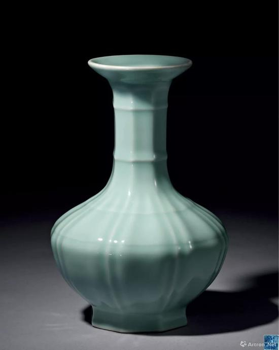 Lot 2023 清乾隆 粉青釉八棱长颈瓶 “大清乾隆年制”款 H：21cm