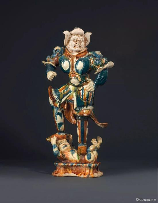 唐 三彩天王像 高 74.6 cm。