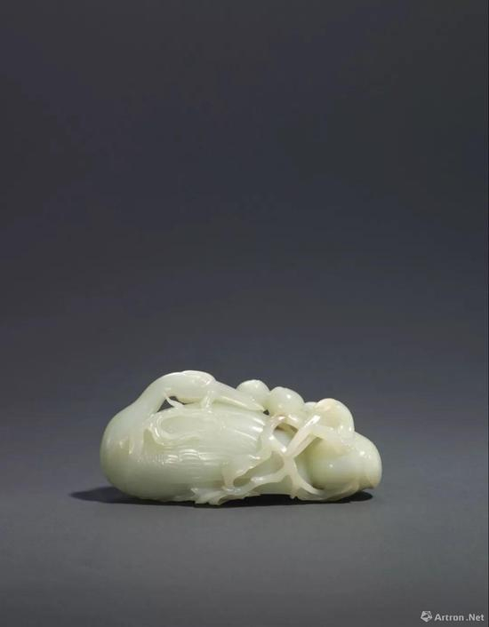清乾隆 白玉双鹤衔寿桃摆件 长 16.5 cm。