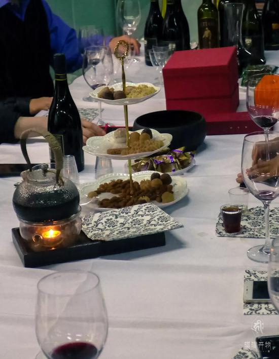 茶浓酒香，举杯换盏间忘怀得失，共欢此饮。