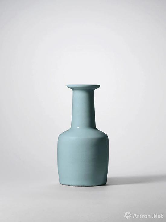 拍品编号8007&nbsp;南宋&nbsp;龙泉粉青釉纸槌瓶&nbsp;高 23.4 cm。
